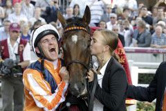 Pures Glück - Jockey Andrasch Starke, Danedream und ihre Pflegerin Cynthia Atasoy nach dem Sieg im Qatar Prix de l'Arc de Triomphe. www.galoppfoto.de