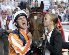 Pures Glück - Jockey Andrasch Starke, Danedream und ihre Pflegerin Cynthia Atasoy nach dem Sieg im Qatar Prix de l'Arc de Triomphe. www.galoppfoto.de