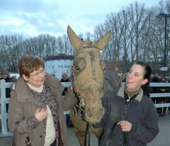 Falakee mit Frau Leiner und Pflegerin Ina Gockel (Foto Suhr)