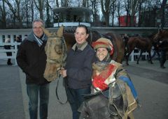 Falakee mit Besitzer A. Leiner, Pflegerin Ina Gockel, Reiterin Steffi Hofer (Foto Suhr)