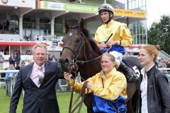 Rock Shandy mit Adrie de Vries und Trainer Dr. Andreas Bolte nach dem Sieg. www.galoppfoto.de - Frank Sorge