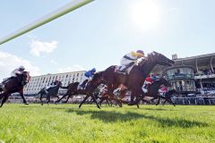 Kämpft sich zum Sieg, wie in der Union ist Sammarco mit Bauyrzhan Murzabayev knapp vorne. Der Jockey hat das richtige Pferd ausgewählt. ©galoppfoto - Frank Sorge