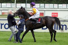 Der Züchter und Besitzer Helmut von Finck als erster Gratulant auf dem Geläuf: Sammarco gewinnt mit René Piechulek den Grossen Dallmayr-Preis, Gr. I. ©galoppfoto - WiebkeArt