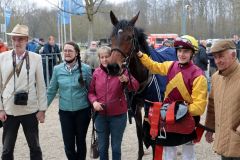 Sarriga mit Leon Wolff, Trainer Hans Albert Blume (rechts) und Besitzer Alexander Horst mit Frau nach dem Sieg beim Auftakt der Grasbahn-Saison 2022 in Krefeld. ©galoppfoto - Stephanie Gruttmann