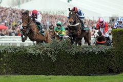 Seabass (l.) mit Katie Walsh während des Rennens, am Ende wurde sie Dritte - die beste Platzierung einer Rennreiterin im Grand National überhaupt. Foto: John James Clark