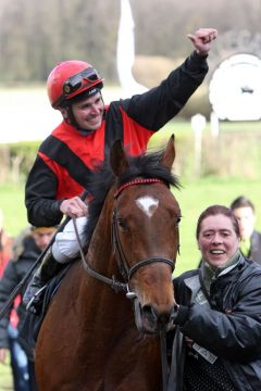 Severin mit Wladimir Panov nach dem Maidensieg in Hoppegarten. www.galoppfoto.de