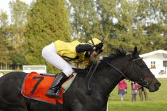 Jubel des Tages: Shaqira mit Andrea Schneider als Sieger im Honda Nereide-Rennen. www.galoppmuenchen.de by turfstock.com - Lajos-Eric Balogh