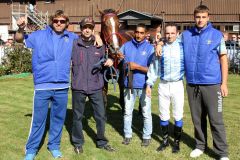 Freude über einen besonderen Sieg: Librettista mit Jockey Tomas Bitala und Trainer Ivan Georgiev Ivanov (Zweiter von links). www.galoppfoto.de - Frank Sorge