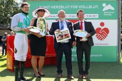 Best of Lips mit Lukas Delozier,  Dr. Helge und Hans-Dieter Lindemeyer und Trainer Andreas Suborics nach dem überzeugenden Sieg im Union-Rennen. ©galoppfoto - Sandra Scherning