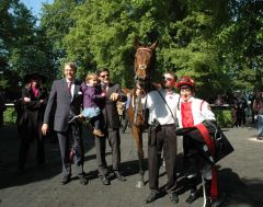 Siegerin Calyxa mit Besitzertrainer Ferdinand J. Leve, Jockey Norman Richter. Foto Gabriele Suhr