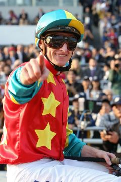 So sehen Sieger aus: Zachary Purton nach der Erfolg in der  Longines Hong Kong Mile mit Ambitious Dragon. www.galoppfoto.de - Frank Sorge