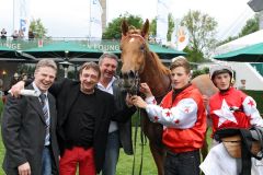 Tahira mit Koen Clijmans, Trainer Uwe Stech (links) und Besitzer Thomas John nach dem Sieg. www.galoppfoto.de - Frank Sorge