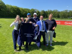 Das Team vom Rennstall Andreas Suborics freut sich über den Sieg von Jin Jin in Düsseldorf. @Dequia