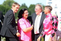 Zweiter Sieger mit einer Nase Abstand: Trainer Markus Klug, Besitzer Uwe Aisch mit Ehefrau Erika und Jockey Andreas Helfenbein nach dem zweiten Platz im IDEE 153. Deutschen Derby. ©galoppfoto - Frank Sorge