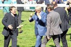 Trainer Markus Klug und Besitzer Dr. Günter Paul jubeln nach dem Sieg im IDEE 149. Deutsche Derby - und HRC-Präsident Eugen-Andreas Wahler jubelt mit. www.galoppfoto.de - Sabine Brose