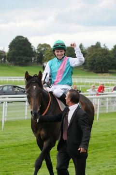 Twice Over (l.) mit Ian Mongan in den Juddmonte International Stakes, Gr. I. Foto J. J. Clark