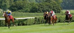 Überlegene Siegerin im Sven von Mitzlaff-Rennen war die vierjährige Stute Glee mit dem Kölner Jockey Filip Minarik. Foto: Mülheimer Rennverein - Redaktion MSPW