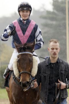 Holt seinen ersten Sieger vom Geläuf: Fusee d'Or mit Leon Wolff und Besitzertrainer Levi Hinke nach dem Sieg zum Auftakt der Grasbahn-Saison 2022 im Viererwett-Rennen in Krefeld. ©galoppfoto - Stephanie Gruttmann