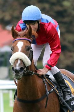 Viadena mit Adrie de Vries beim Aufgalopp in Baden-Baden beim Sales & Racing-Festival 2021. ©galoppfoto - Sarah Bauer