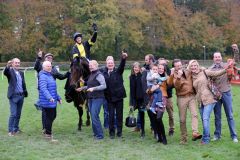 Große Jubelrunden rund um Vif Monsieur, Besitzer Frank Maria Van Gorp (3. v. l.) und Trainer Sascha Smrzcek. Foto: Dr. Jens Fuchs