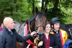 Virginia Sun weiß, wo die Kamera steht ... mit Trainer Jens Hirschberger und Jockey Adrie de Vries. Foto: Dr. Jens Fuchs