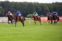 Wie schon im letzten Jahr geht der Sieg in Hoppegartener Steherpreis an Godolphin - Magical Touch gewinnt mit Julien Guillochon im Sattel für Trainer Henri Alex Pantall. www.galoppfoto.de - Sabine Brose