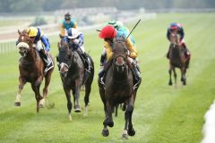 Jockey Adrie de Vries kann sich in aller Ruhe umschauen: Der Derbysieger Windstoß triumphiert auch im 55. Preis von Europa, Gr. I, in Köln. Foto: Dr. Jens Fuchs