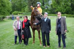 Das siegreiche Team (v.l.n.r.): Georg und Carmen Bocskai, Winterfuchs mit Sibylle Vogt, Besitzer Johann Henrich Delius vom Gestüt Ravensberg. Foto: Dr. Jens Fuchs