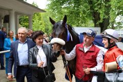 Das Sieger-Team im Merkur Spielbanken Derby Trial: Waldemar und Olga Hickst, Betreuer Radek Hennig und Jockey Michal Abik. ©Dr. Jens Fuchs