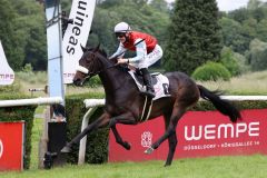 Vorerst auf der Pole-Position: Neuer alter Derbyfavorit Wintertraum nach seinem Sieg mit Michal Abik im Merkur Spielbanken Derby Trial, ©Dr. Jens Fuchs 