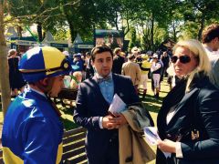 Eine (zu) große Aufgabe: Trainerin Yasmin Almenräder mit Jockey Mickael Forest vor dem Start von Nacida, die in dieser Gr. III-Prüfung ohne Chancen war. www.dequia.de