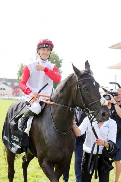 Zweiter Gruppetreffer in Baden-Baden - Calif und Rene Piechulek nach ihrem Sieg im 90. Brunner - Oettingen Rennen. ©galoppfoto - Frank Sorge