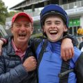 Strahlemänner - Jockey Sean Byrne und Trainer John Hillis freuen sich nach dem Sieg von Launching Percy. ©galoppfoto - WiebkeArt