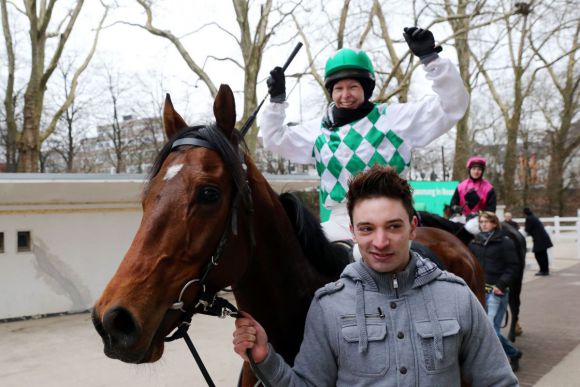 Lupenreiner Hattrick: Für Andrea Glomba im Wettbewerb um die Perlenkette und für Pagan Warrior, der mit der Saarländerin im Sattel erst am 03.02.2013 seine Maidenschaft angelegte und anschließend gleich zwei weitere Rennen gewann. www.klatuso.com - Klaus-Jörg Tuchel