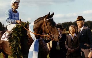 1979 Königsstuhl als &amp;quot;Triple-Crown-Sieger&amp;quot; nach dem St. Leger mit Sven von Mitzlaff und Alexandra Bresges-Jung mit ihrer Mutter.: Foto: Archiv Zoppenbroich www.gestuet-zoppenbroich.de