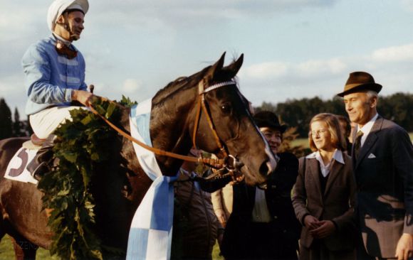 Peter Alafi 1979 mit dem Triple-Crown-Sieger Königsstuhl mit Trainer Sven von Mitzlaff und Alexandra Bresges-Jung: www.gestuet-zoppenbroich.de