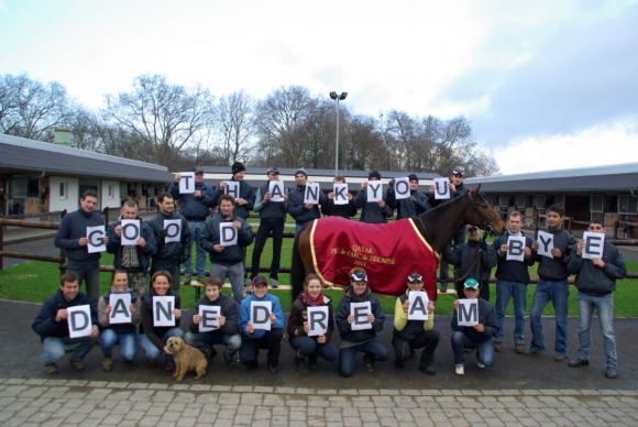 Der Asterblüte-Stall von Peter Schiergen nimmt Abschied von Danedream: Vorne: Peter Schiergen, Malika Fehr, Gisela Schiergen. Florian Pehl, Jaqueline Grünhagen, Hannah Küppers, Jenny Syben, Sabrina Krüsemann,Sarah Steinberg. Mitte: Bronislav Neuberg, Darek Krause, Stanislav Vrzal, László Lomijanski, Danedream, Cynthia Atasoy mit Danedream, Johannes Walterscheid, Pascal Reinert, Taner Berikov. Oben: Hugo Danner, Bela Füleki, Andreas Göritz, Jozef Nemec, Janek Bogusz, Ivan Ivanov,Andrej Piochinski, Michael Michalcik. Es fehlen: Andrasch Starke, Filip Minarik, Ilke Hildebrand, Steffi Eder, Jaqueline Reuter, Sandra Lynen, Viola Lomijanski, Václav Dvorak, Mario Fuchtmann, Marcel Grünhagen und Mariusz Sadowski. www.dequia.de