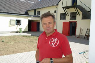 Waldemar Hickst vor dem alten, neuen Rennstall in Köln im Sommer 2010, noch wird gearbeitet. www.dequia.de