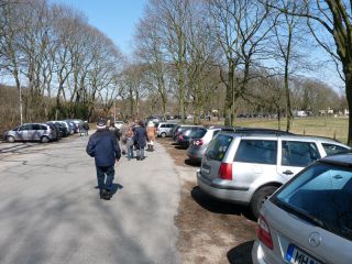 Entlang der Zufahrtsstraßen kann bequem geparkt werden. Foto Karina Strübbe