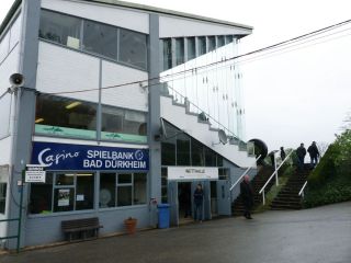 Platzsparend: Das Tribünengebäude in Seitenansicht mit angeschlossener Waage. Foto: Karina Strübbe