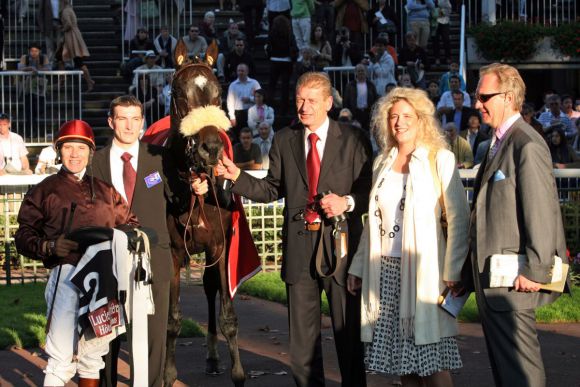 Nach dem Sieg im Prix Du Cadran, Gr. I: Le Miracle mit Dominique Boeuf, Trainer Werner Baltromei (Mitte) und den Besitzern Graf und Gräfin Reginald von Norman. www.galoppfoto.de