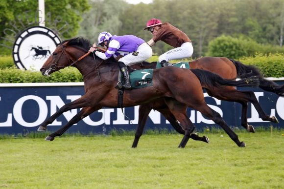 Der Sieger im Wettstar.de - Derby Trial in Hoppegarten in Höny-Hofer Farben: Sea of Sands ist mit Lukas Delozier mit einem Kopf vor Lord Charming mit Bauyrzhan Murzabayev im Ziel vorne. ©galoppfoto - Sabine Brose